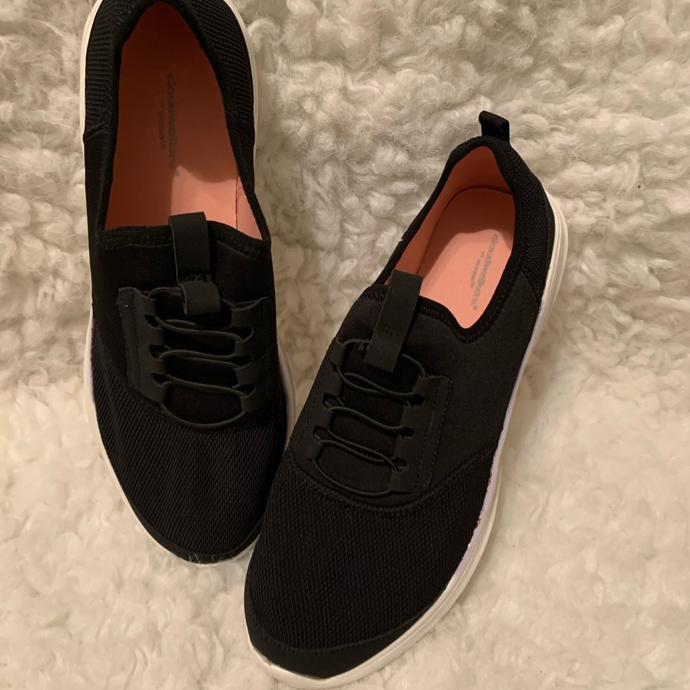 Black tennis shoes